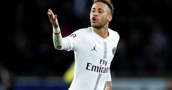 Foto: Neymar hace un gesto desafiante durante un partido con el Paris Saint Germain. (Efe)