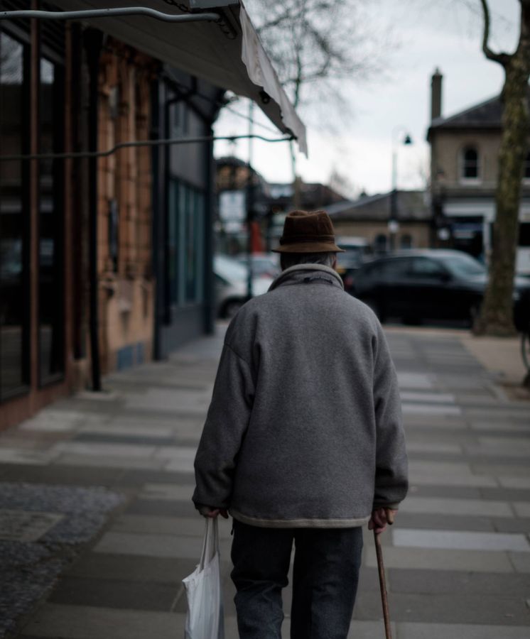 Foto: Foto de archivo de un anciano paseando en una calle. (Unsplash)
