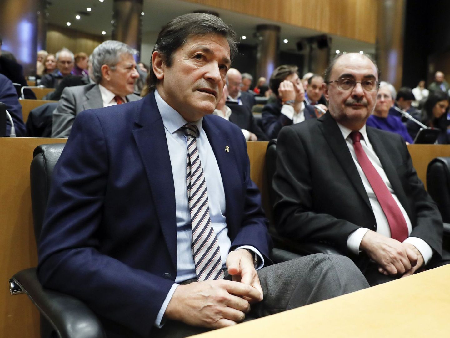 Los presidentes de Asturias y Aragón, los socialistas Javier Fernández y Javier Lambán, y, detrás de ellos, el expresidente del Parlamento Europeo Enrique Barón, este 6 de febrero en el Congreso. (EFE)