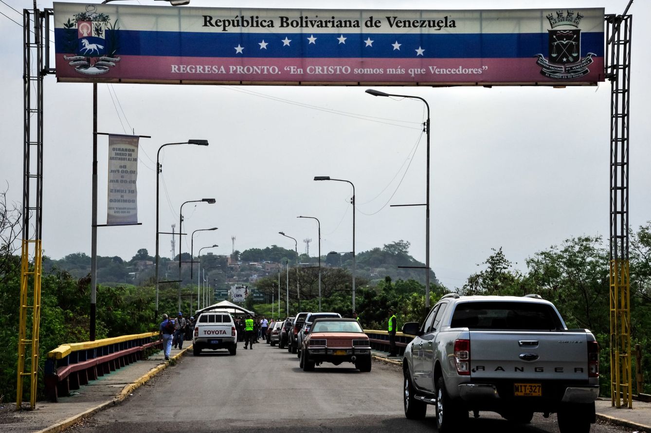 La Guardia Bolivariana controla el tráfico en el paso por el puente internacional Francisco de Paula Santander. (EFE)