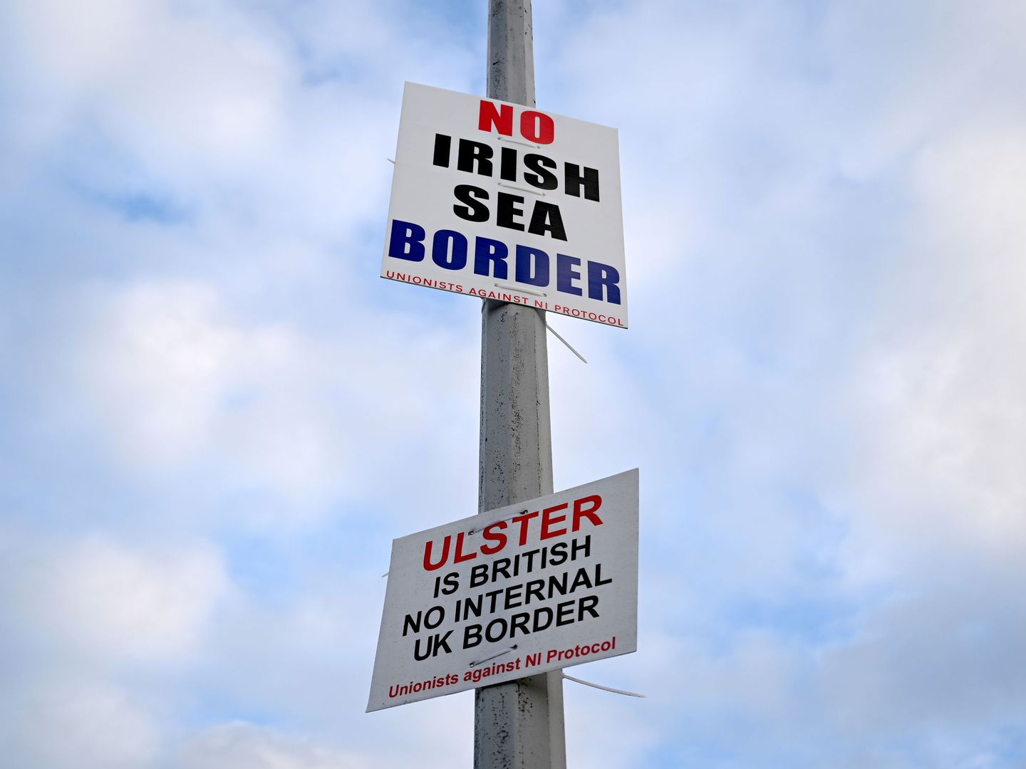 Carteles de protesta unionistas contra el Protocolo de Irlanda. (Reuters)