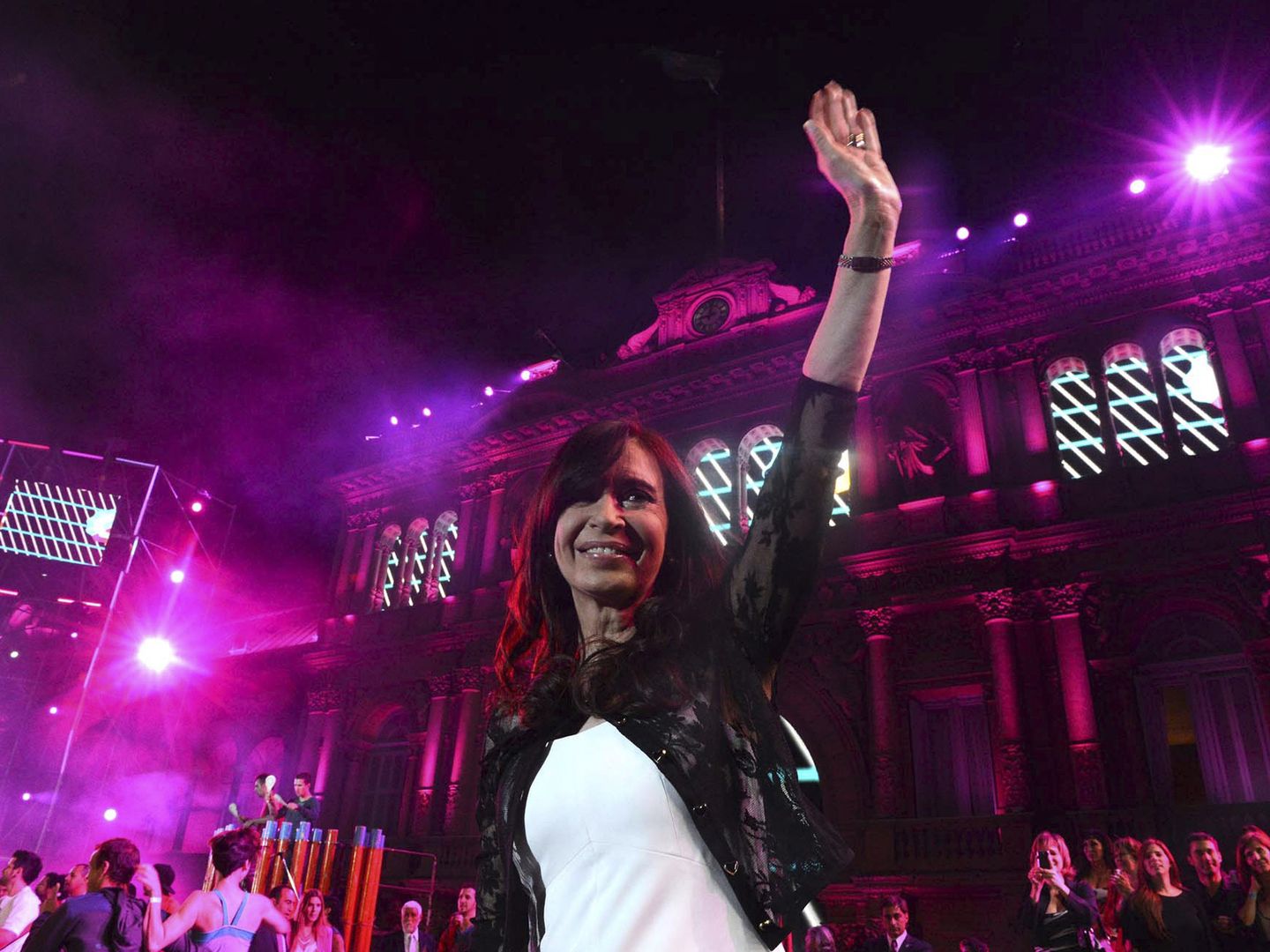 La presidenta Cristina Kirchner saluda a la multitud durante un acto ante la Casa Rosada (Reuters). 