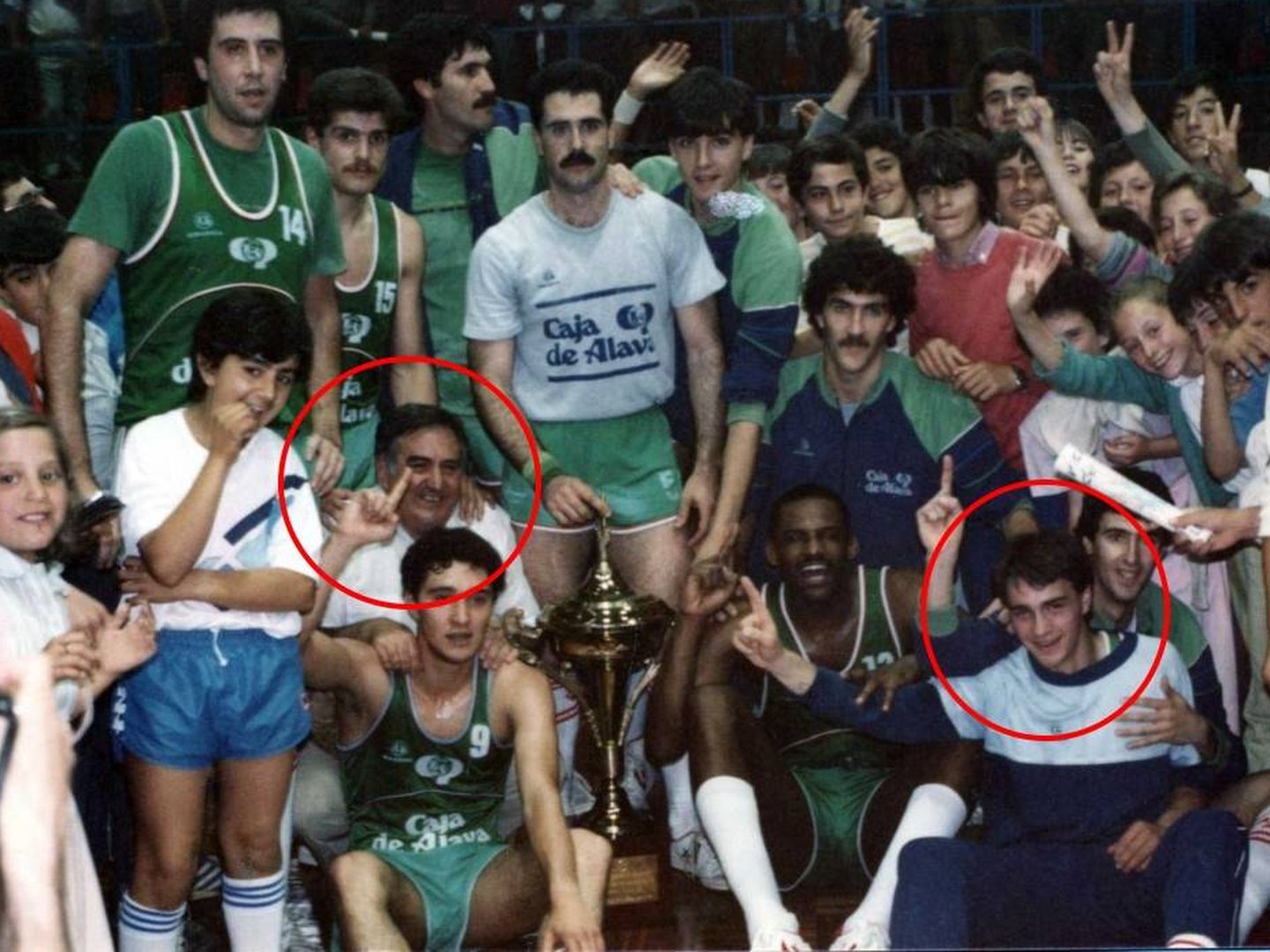 Pablo Laso y Xabier Añua en la celebración del primer título de la historia del Baskonia, el Trofeo Asociación de la ACB en la temporada 84-85. (Foto: Club Doncel CP)