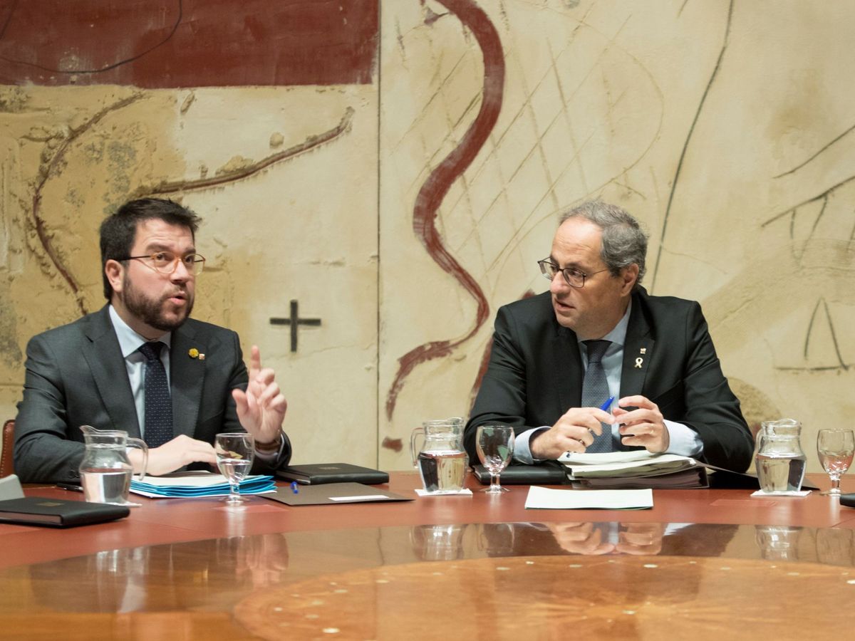 Foto: Quim Torra y su vicepresidente y conseller de Economía, Pere Aragonés (i), durante la reunión del ejecutivo catalán. (EFE)
