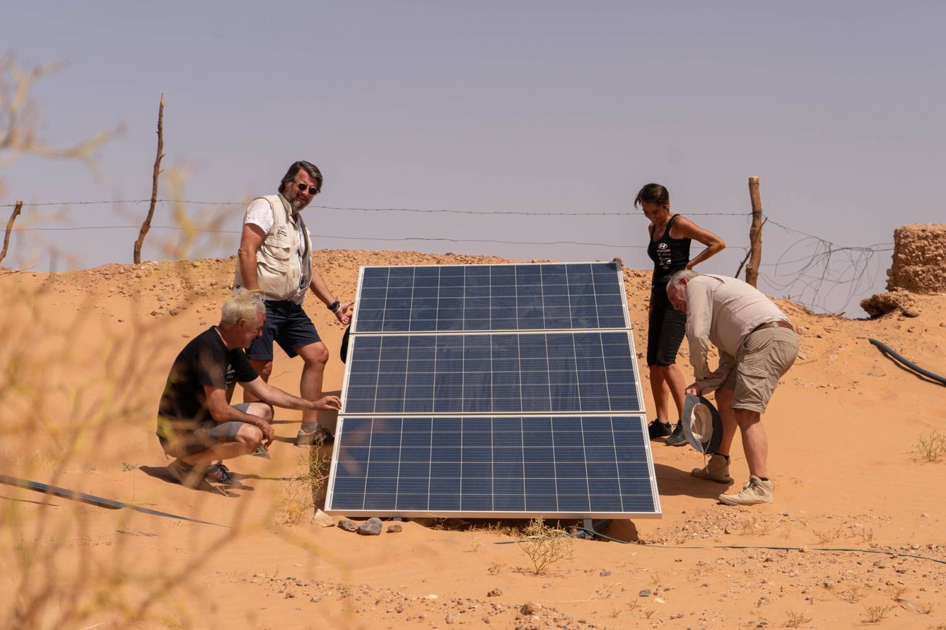 Instalación de placas solares fotovoltaicas en Kankimia, en medio del desierto.