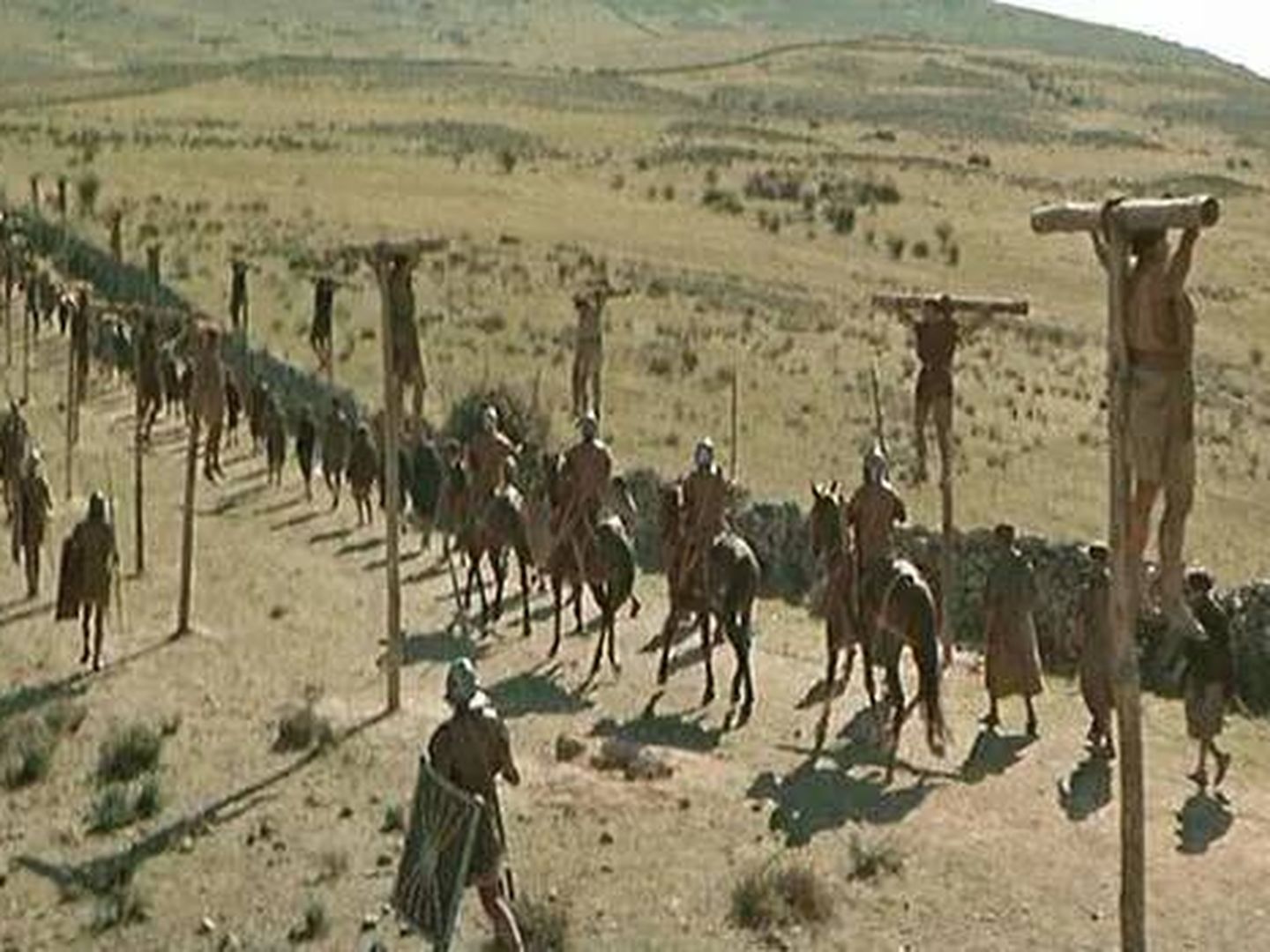 Fortograma de la película 'Espartaco' (1960), con los participantes en la revuelta  de esclavos crucificados en la Via Appia.