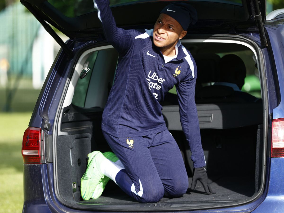 Foto: Mbappé abandona el entrenamiento de Francia en el maletero de un coche. (Reuters/Abdul Saboor)