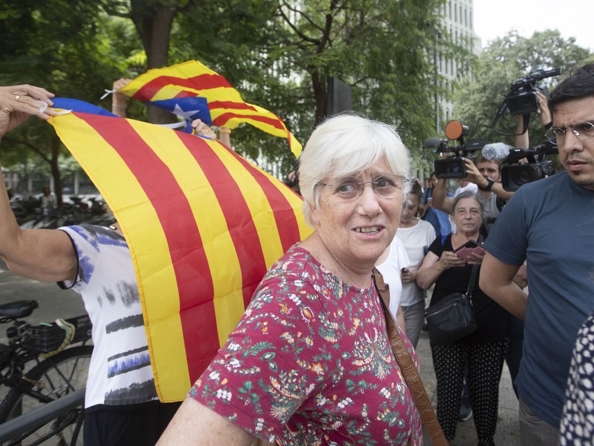 Foto: La eurodiputada de JxCat Clara Ponsatí a su salida de la Ciudad de la Justicia de Barcelona. (EFE/Marta Pérez)