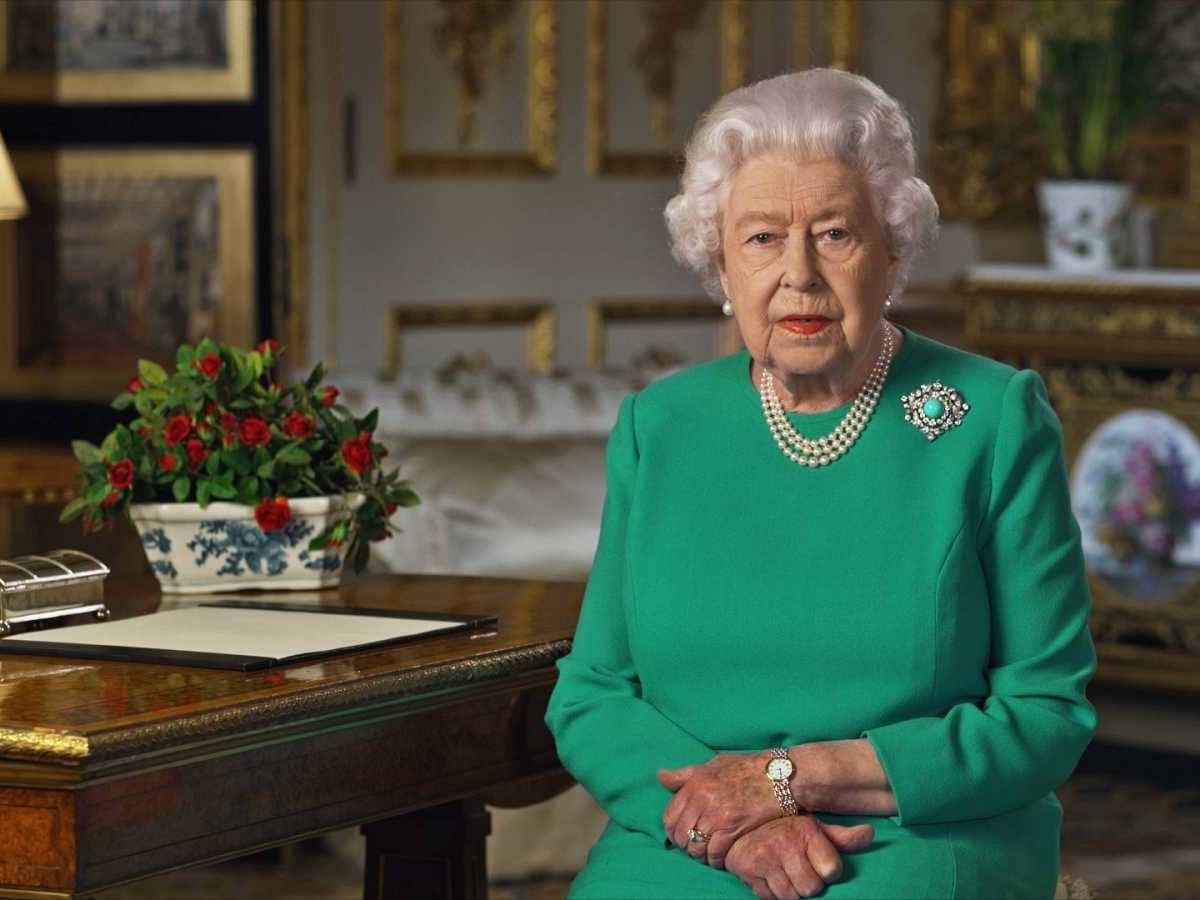 Foto: Isabel II de Inglaterra, durante la grabación de un mensaje en Buckingham Palace. BUCKINGHAM PALACE / AFP