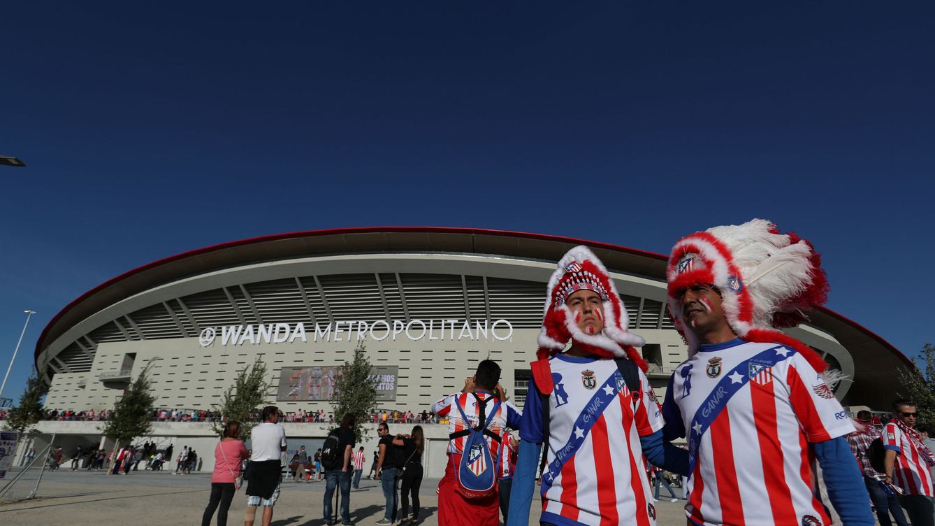 Foto: Afición del Atlético de Madrid, junto al estadio Wanda Metropolitano. (Reuters)
