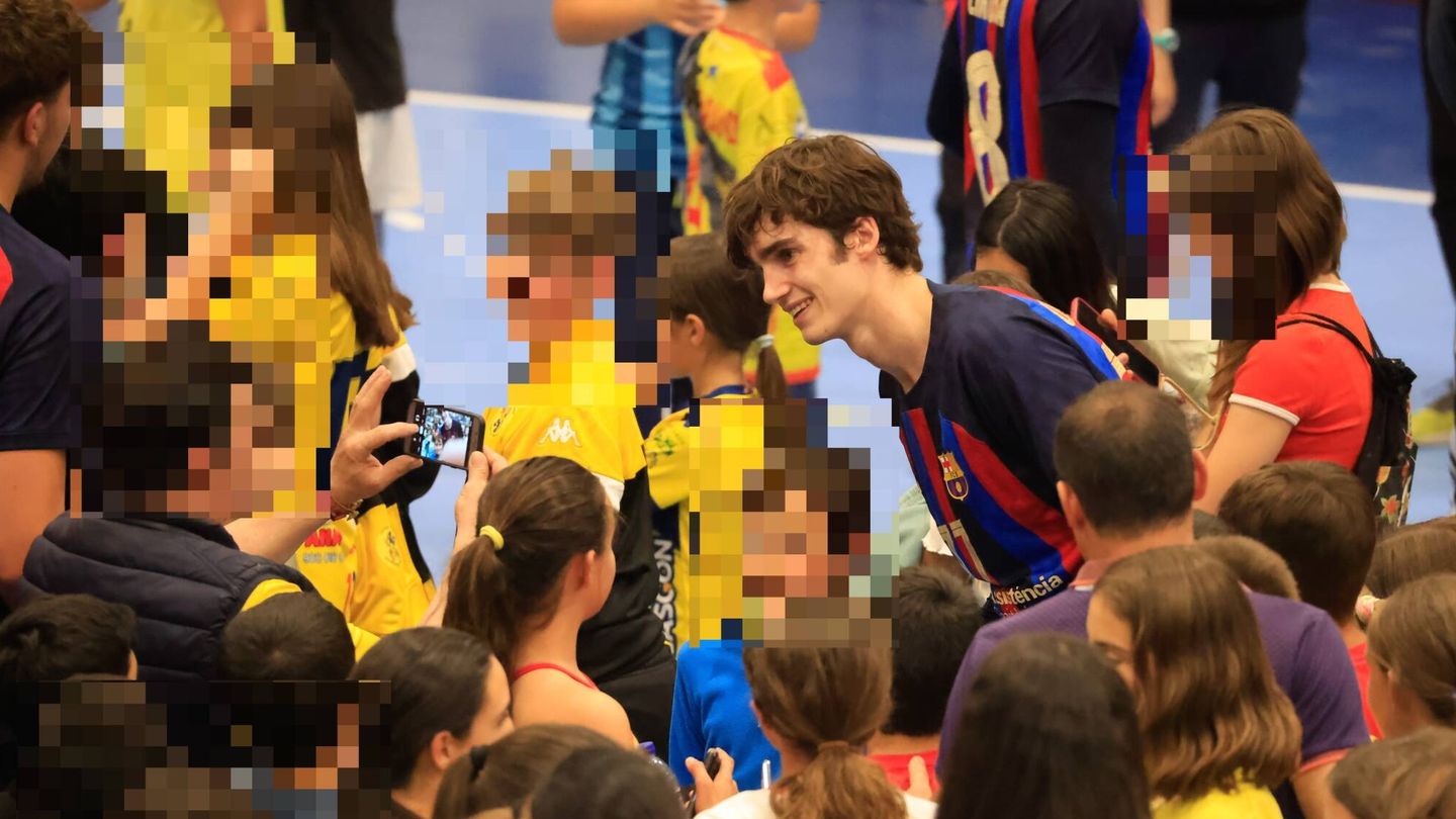 Pablo Urdangarin, con sus jóvenes fans en su último partido. (Gtres/Ángel Trotter)