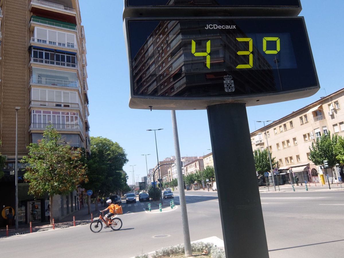 Foto: Un termómetro marca 43 grados. (EFE/Juan Carlos Caval)