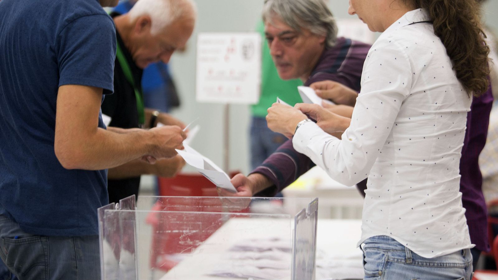 Foto: Recuento de votos al término de la jornada de las elecciones vascas en un colegio en el barrio Salburua, en Vitoria. (EFE)