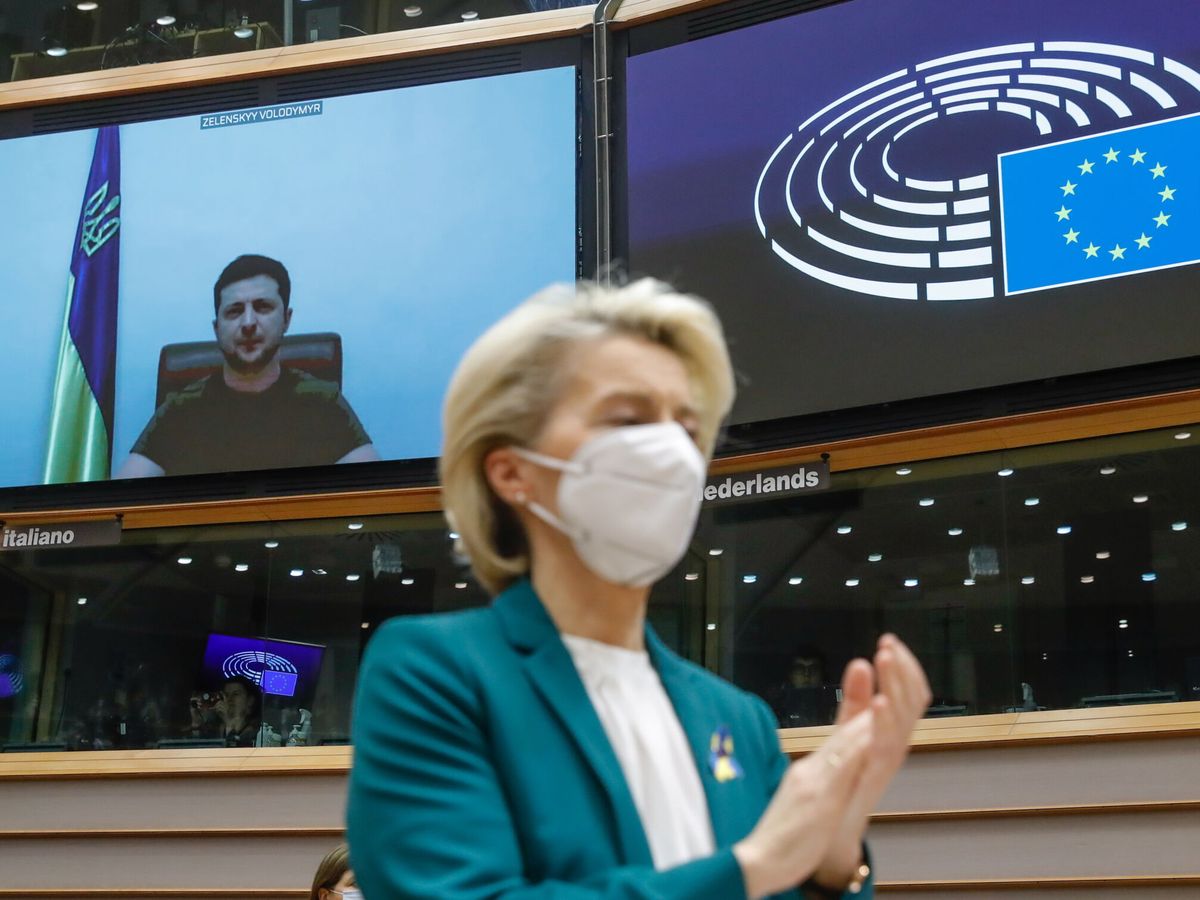 Foto: Ursula von der Leyen aplaude junto a todos los miembros de la Eurocámara el discurso de Zelenski. (EFE/Stephanie Lecocq)