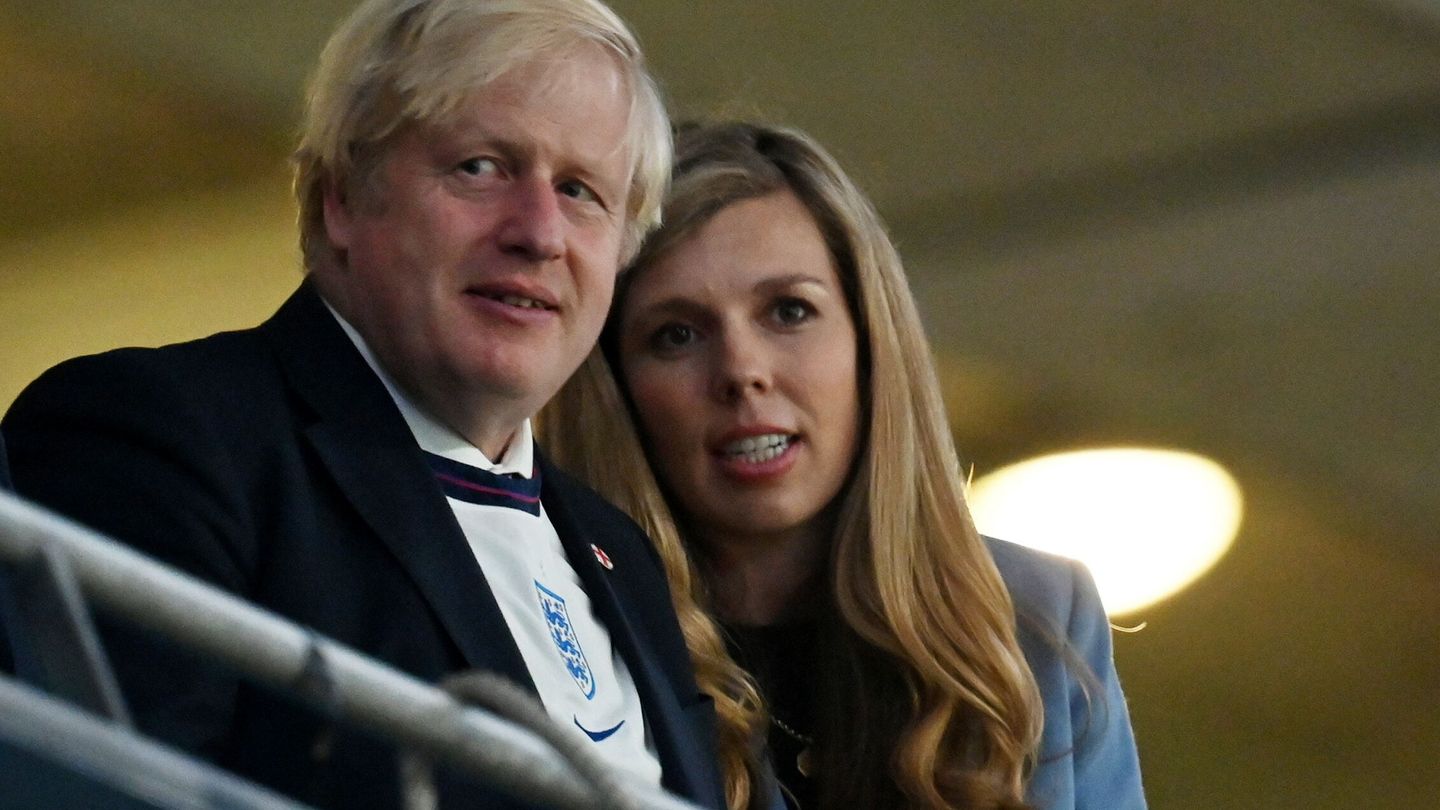 Boris Johnson y su esposa, Carrie Johnson. (EFE)