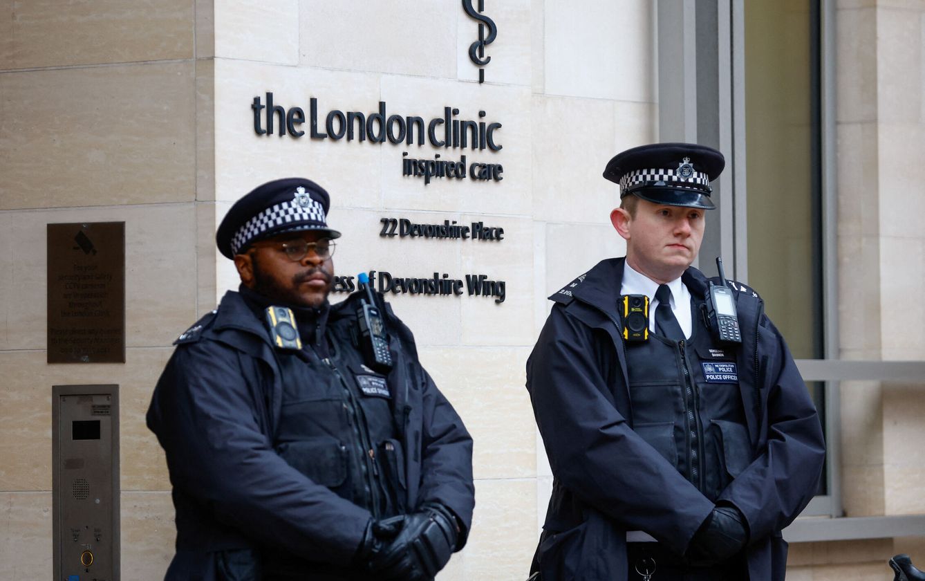 Dos policías frente a la clínica donde se encuentra ingresada la royal. (Reuters)