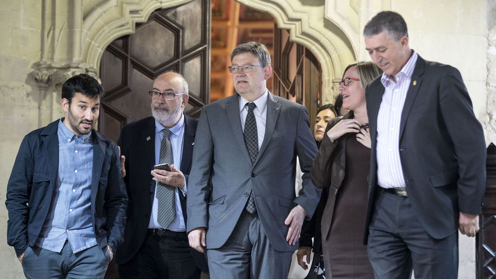 Foto: Ximo Puig, en el centro, con 'consellers' de su gobierno, el pasado viernes. (Efe)