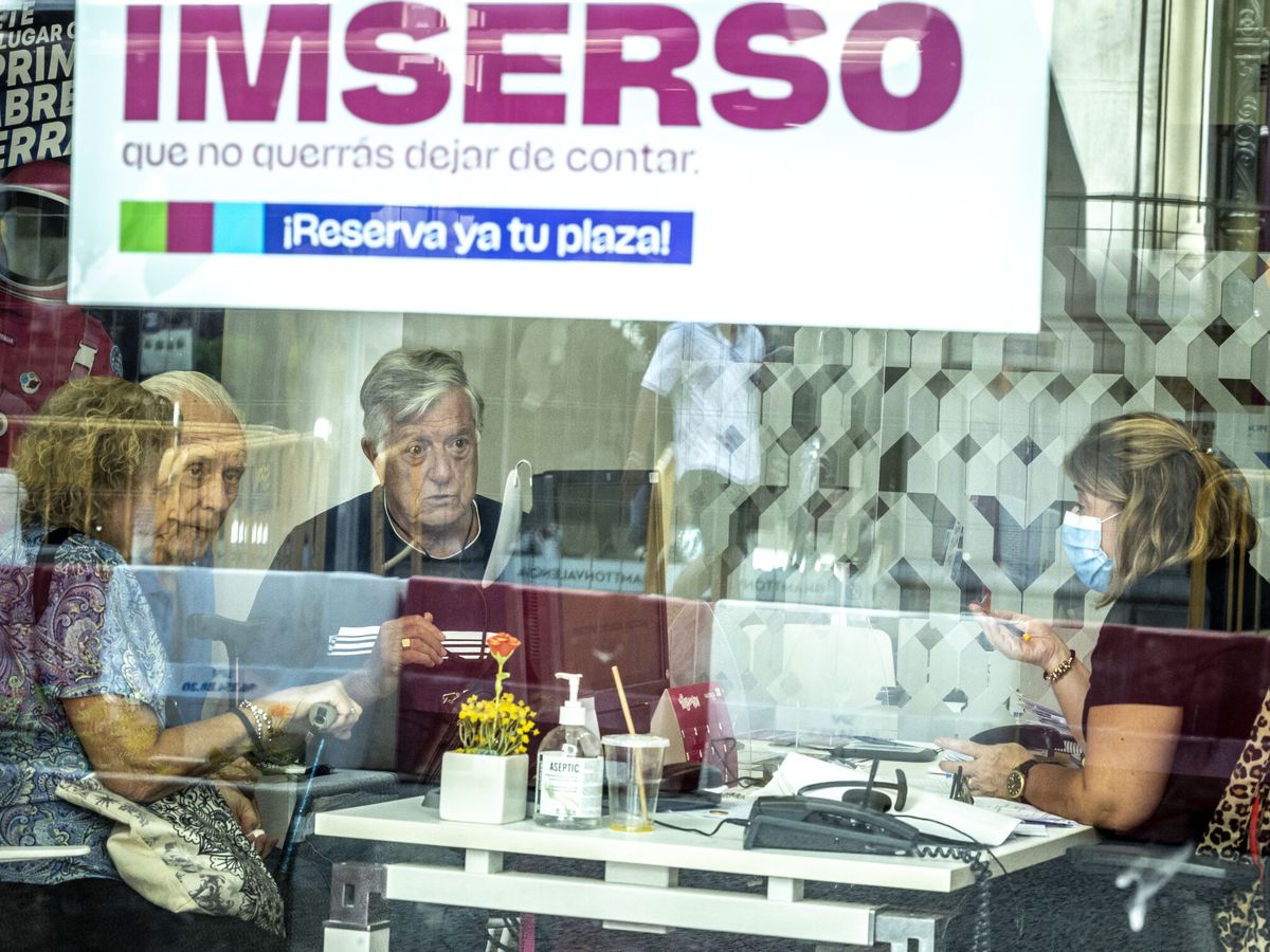 Foto: Clientes comprando viajes del Imserso en una agencia de viajes. (EFE/Biel Aliño)