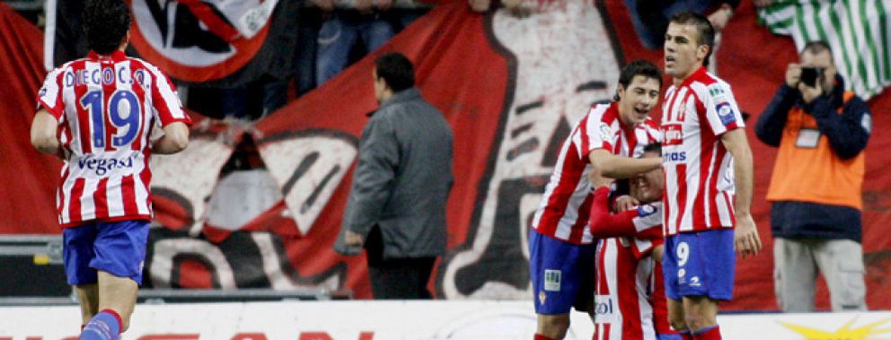 Foto: El Sporting sorprende al Sevilla en un gran partido defensivo