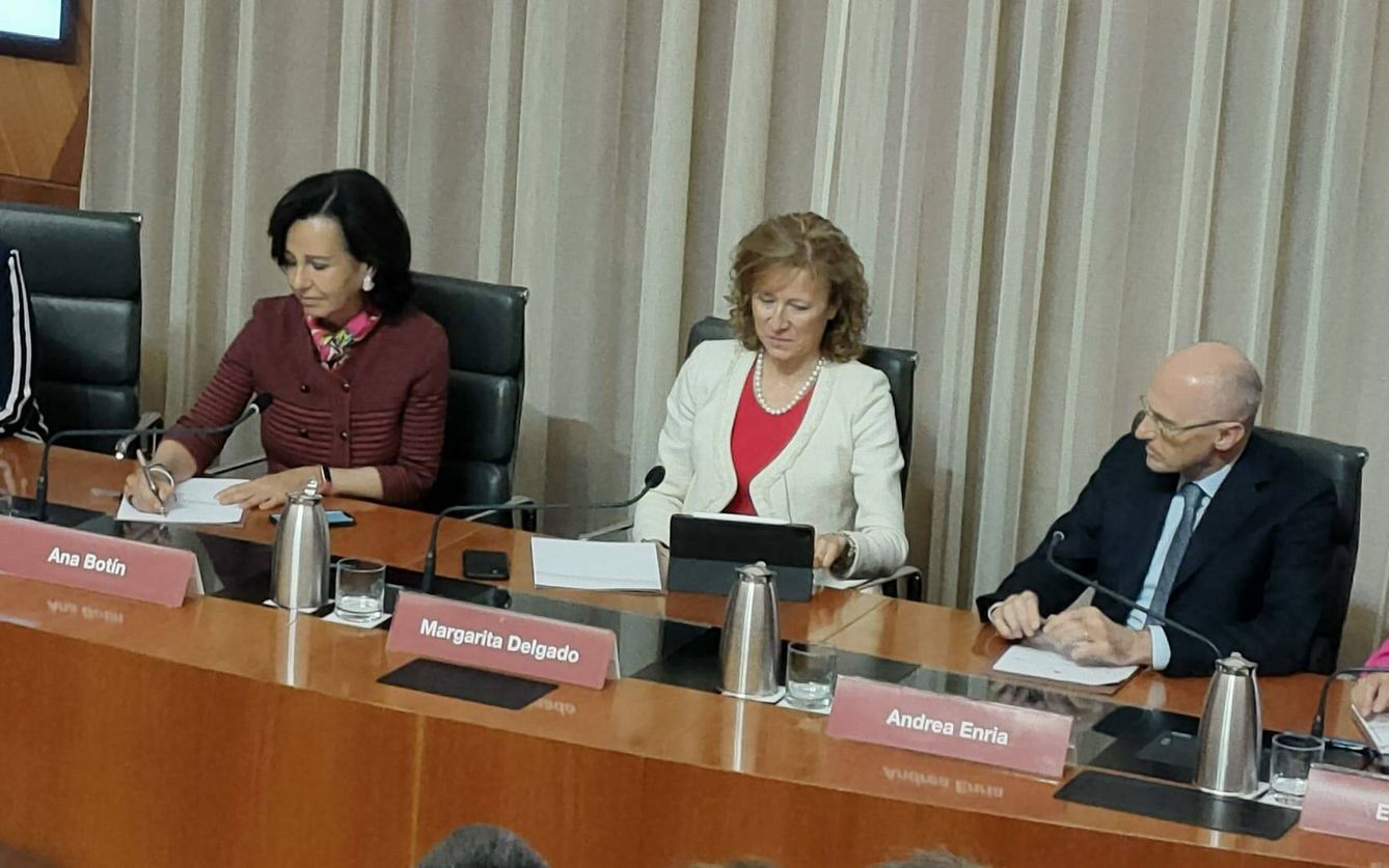 Ana Botín (i), presidenta de Banco Santander, Margarita Delgado (c), subgobernadora del Banco de España, y Andrea Enria (d), presidente del supervisor europeo MUS. (EC)