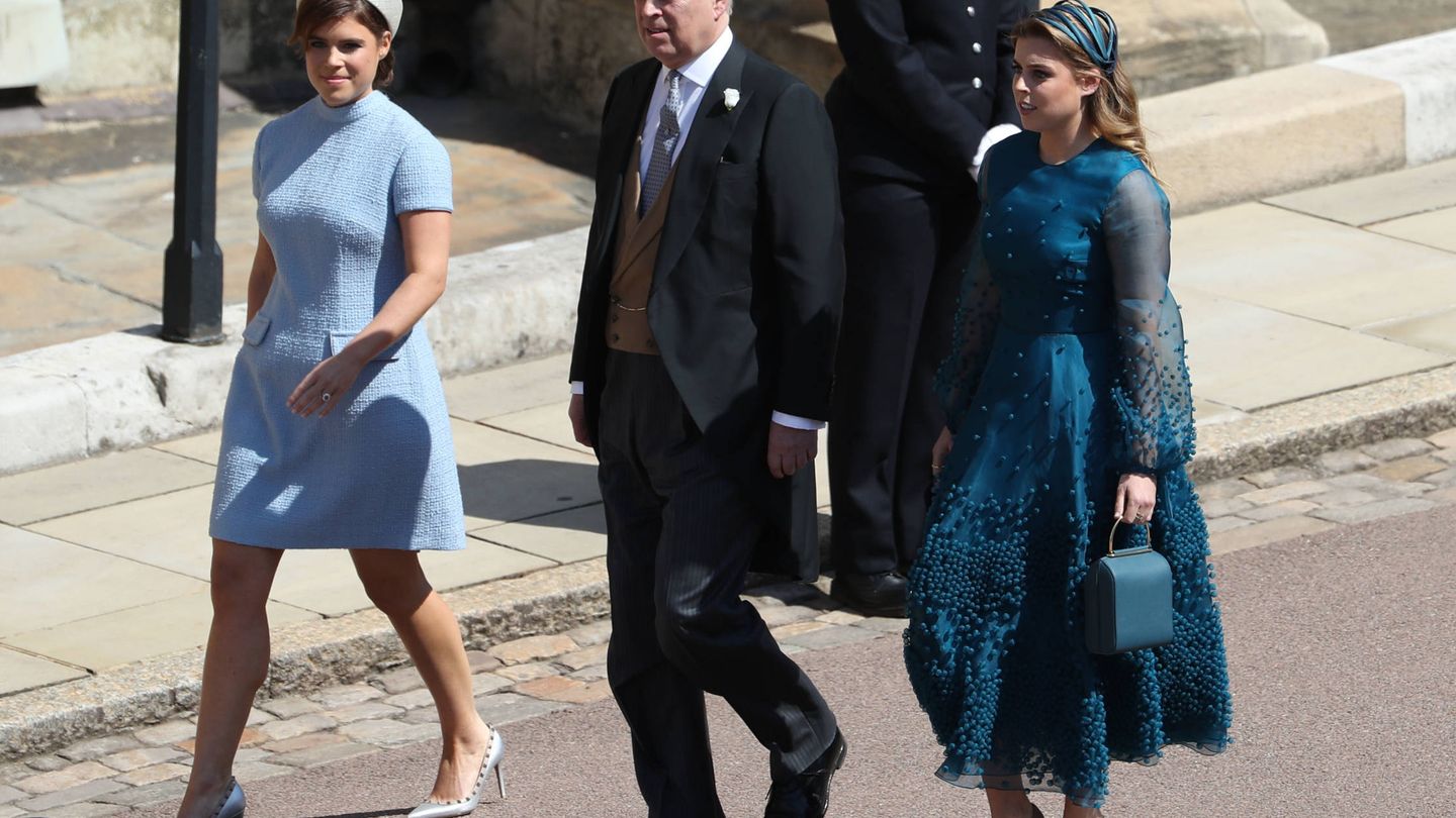 El príncipe Andrés entra en la iglesia del castillo de Windsor junto a sus hijas