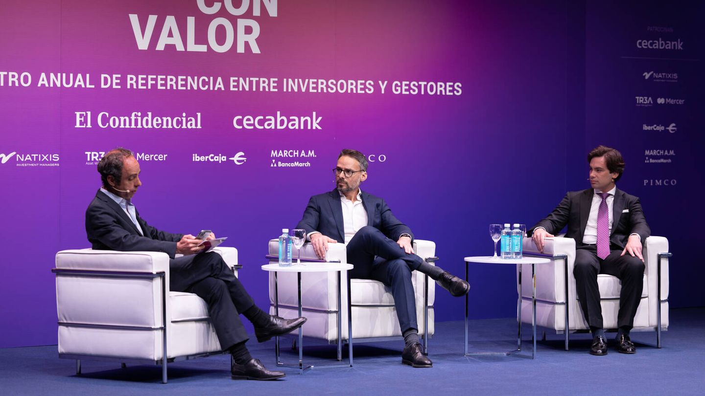 Javier Molina (El Confidencial), junto a Jorge Bernaldo de Quirós (Mercer Wealth España) y Borja Álvarez (Trea AM).  