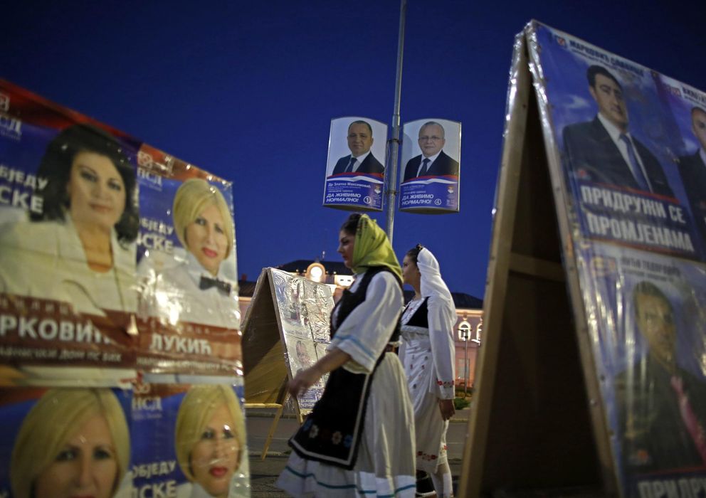 Foto: Serbias pasan ante carteles electorales en Bijeljina días antes de la jornada electoral (Reuters).