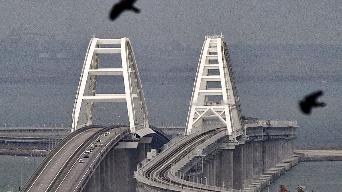Putin acusa a Ucrania del "atentado terrorista" contra el puente de Kerch