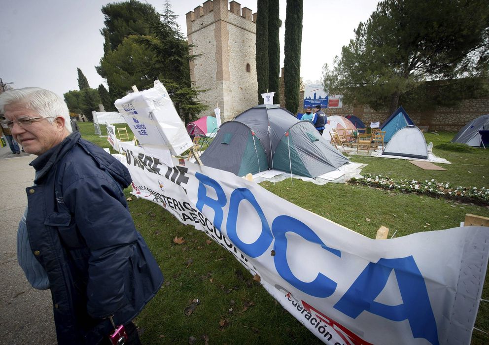 Foto: Trabajadores de una planta de Roca en Madrid acampan para evitar 258 despidos. (EFE)