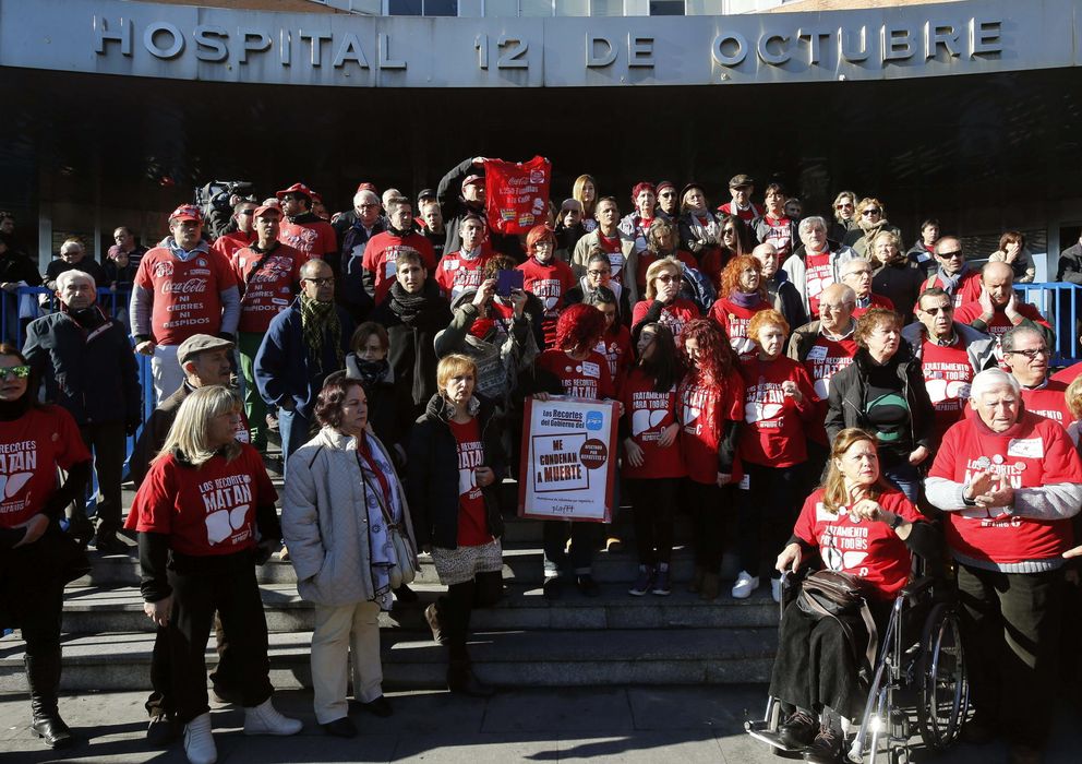 Foto: Afectados por hepatitis C concentrados hoy a las puertas del Hospital 12 de octubre en Madrid (Efe)