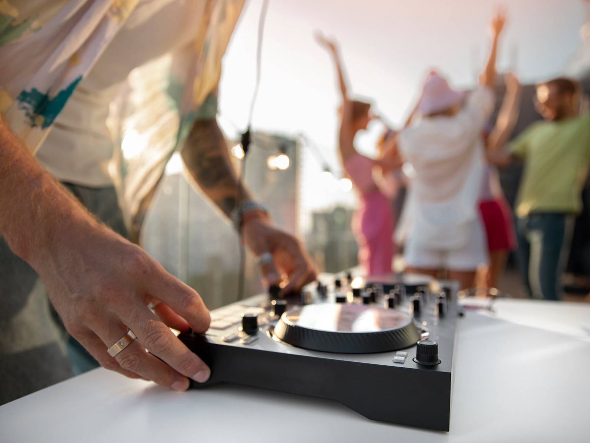 Conviértete en el rey de la fiesta con las mejores mesas de mezclas para DJ