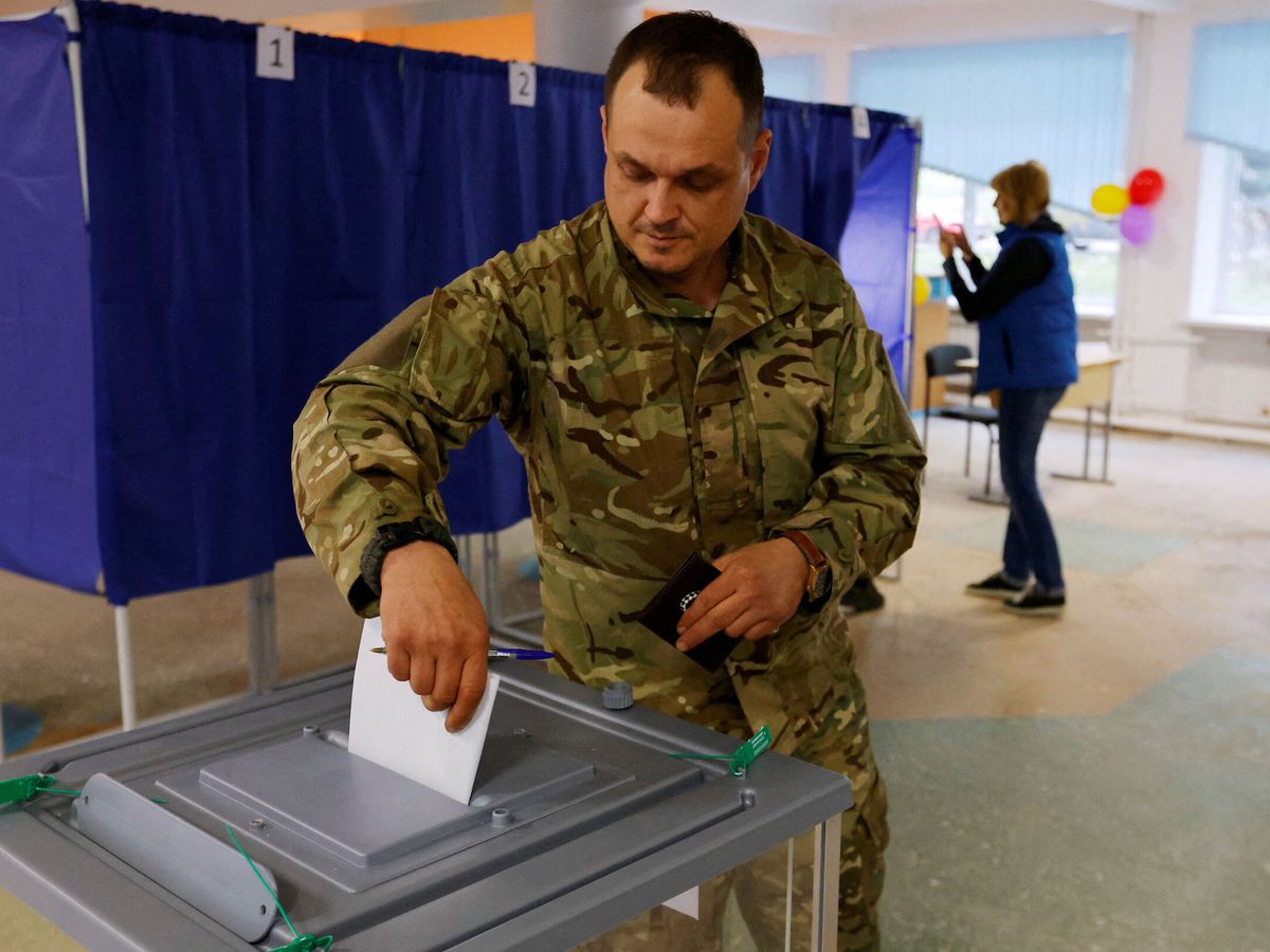 Foto: Un hombre vota en la autoproclamada república de 