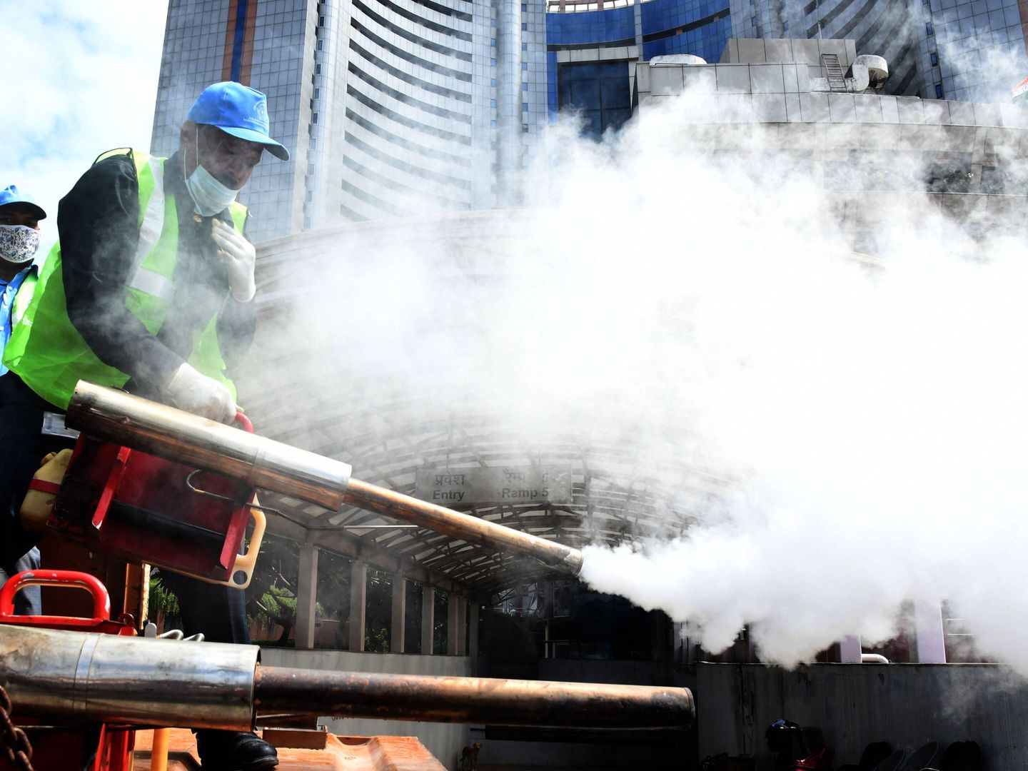 Trabajadores municipales indios fumigando las calles. (Reuters)