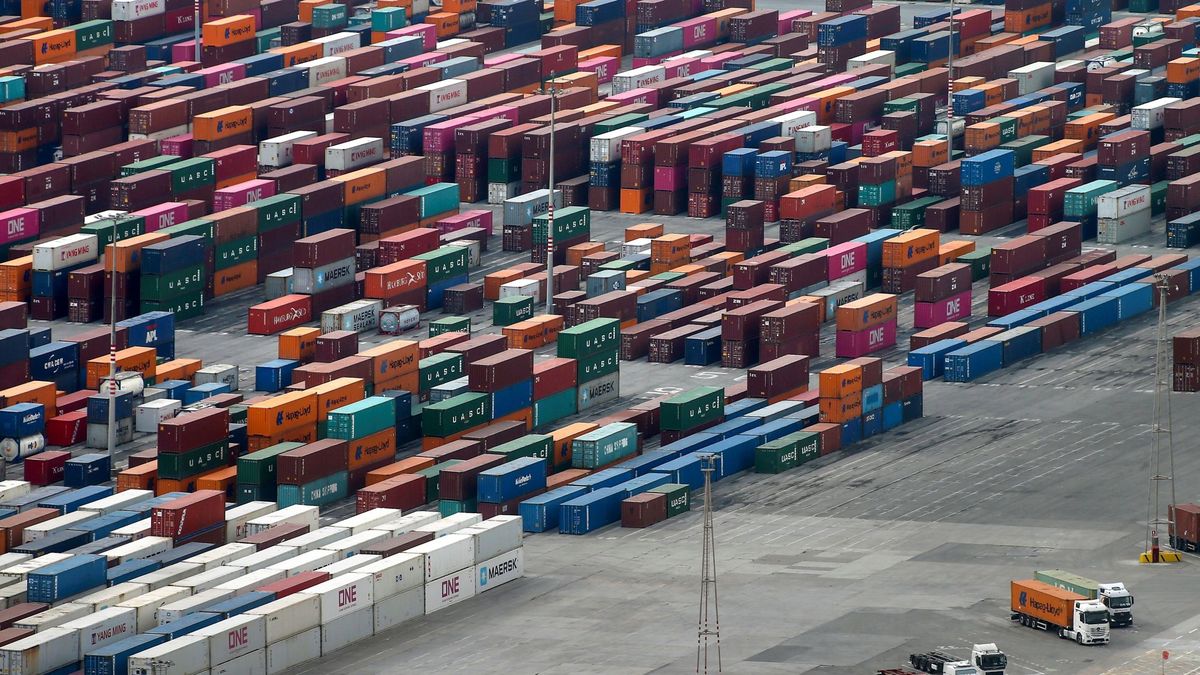 El déficit comercial cae un 54,6%, con 9.616 M, tras un desplome de las exportaciones 
