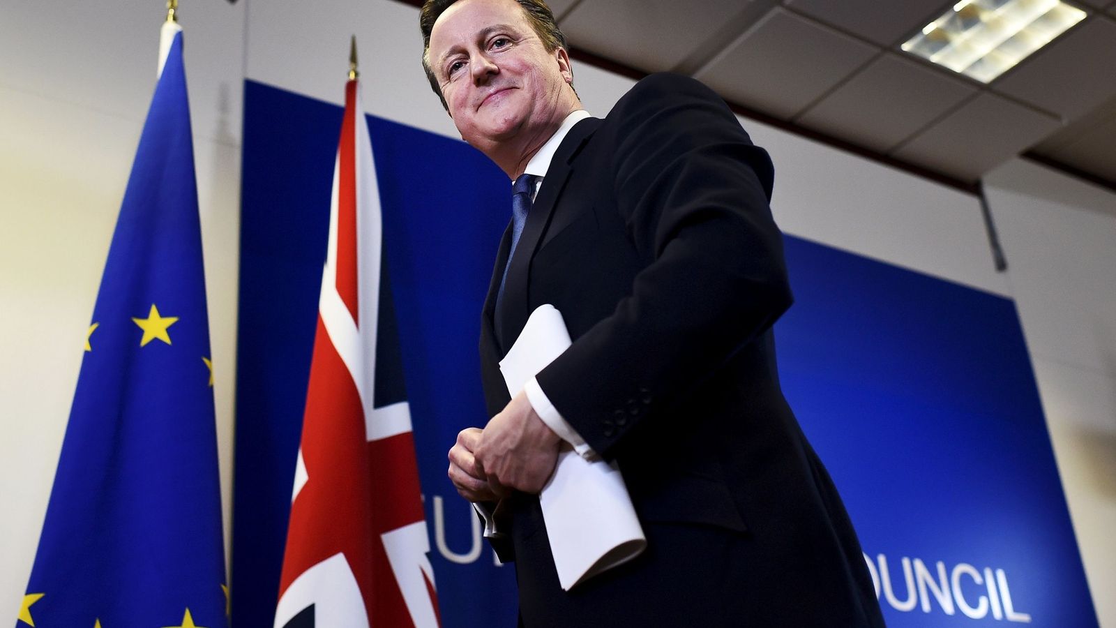Foto: El primer ministro británico, David Cameron, sonríe al abandonar la cumbre (Reuters)