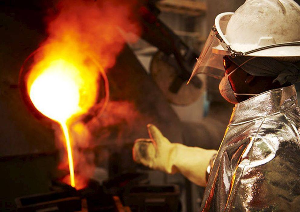 Foto: Trabajador en un mina de extracción de oro. (Efe)