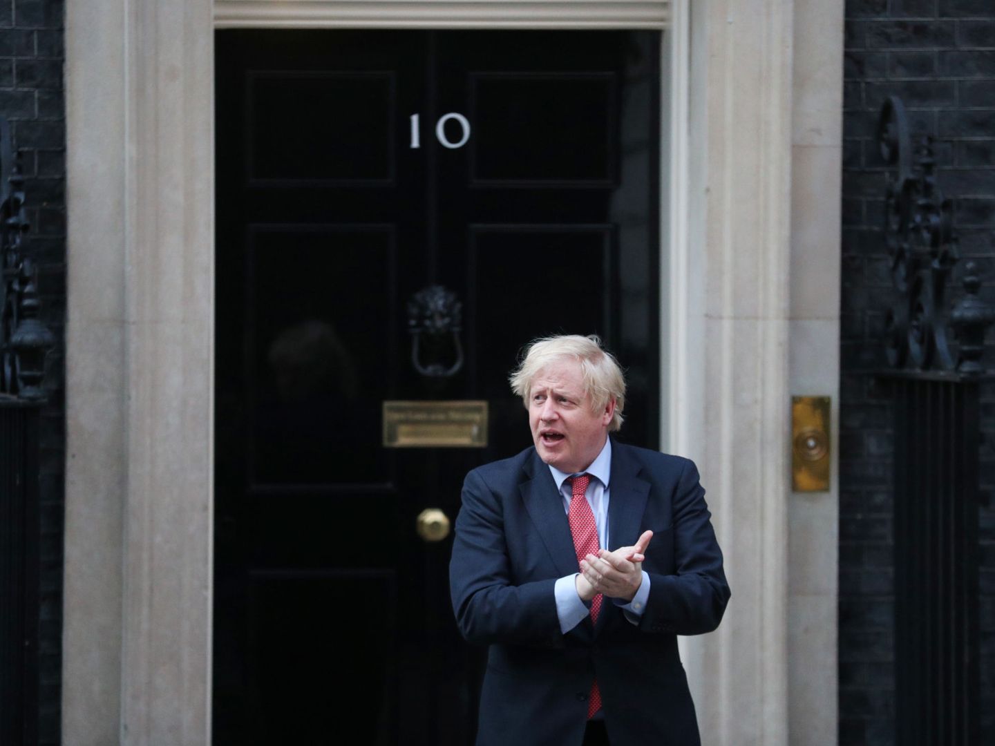 Boris aplaudiendo a los sanitarios. (Reuters)                                