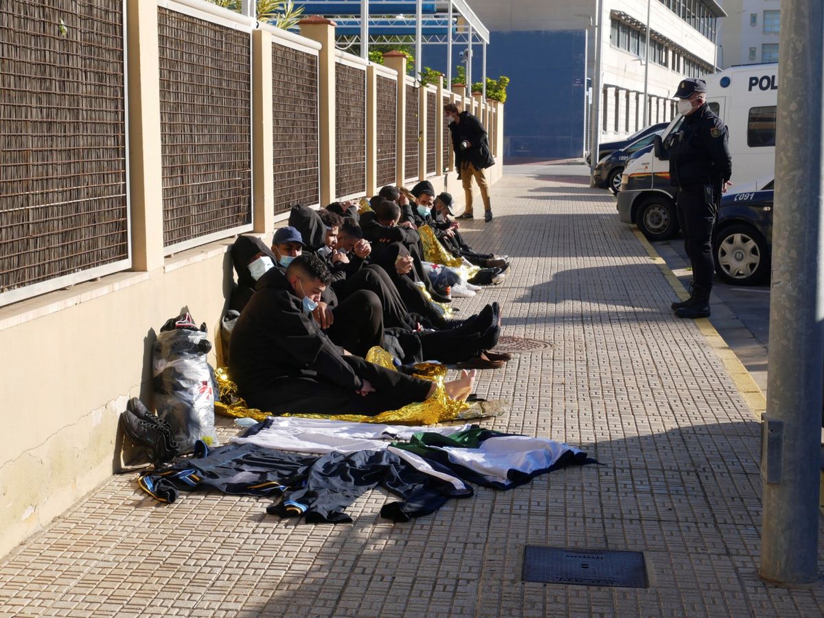Foto: Imagen de archivo de personas llegadas en patera a Melilla. (EFE/Paqui Sánchez)
