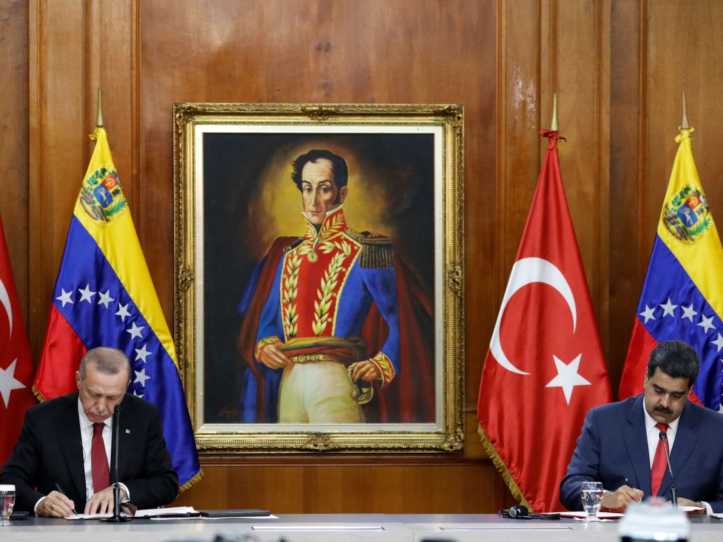 El presidente turco Recep Tayyip Erdogan y el venezolano Nicolás Maduro firman una serie de acuerdos en Caracas, Venezuela, el 3 de diciembre de 2018. (Reuters)