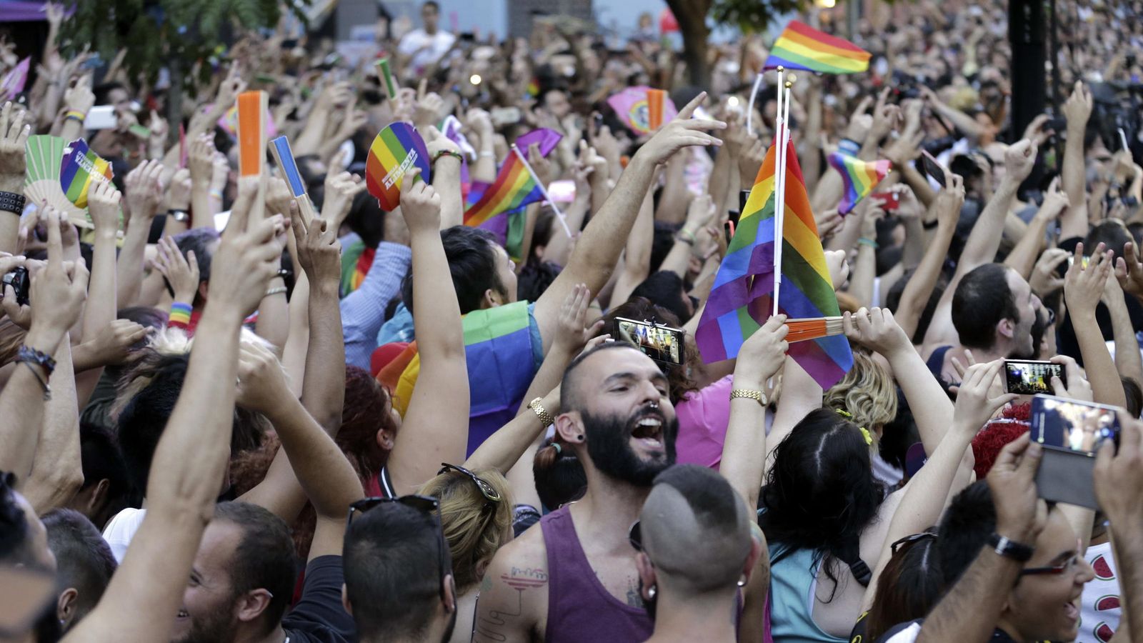 Foto: Cientos de personas se concentran en la plaza de Chueca, en el centro de Madrid, para escuchar el pregón de las fiestas del Orgullo Gay 2015. (EFE)