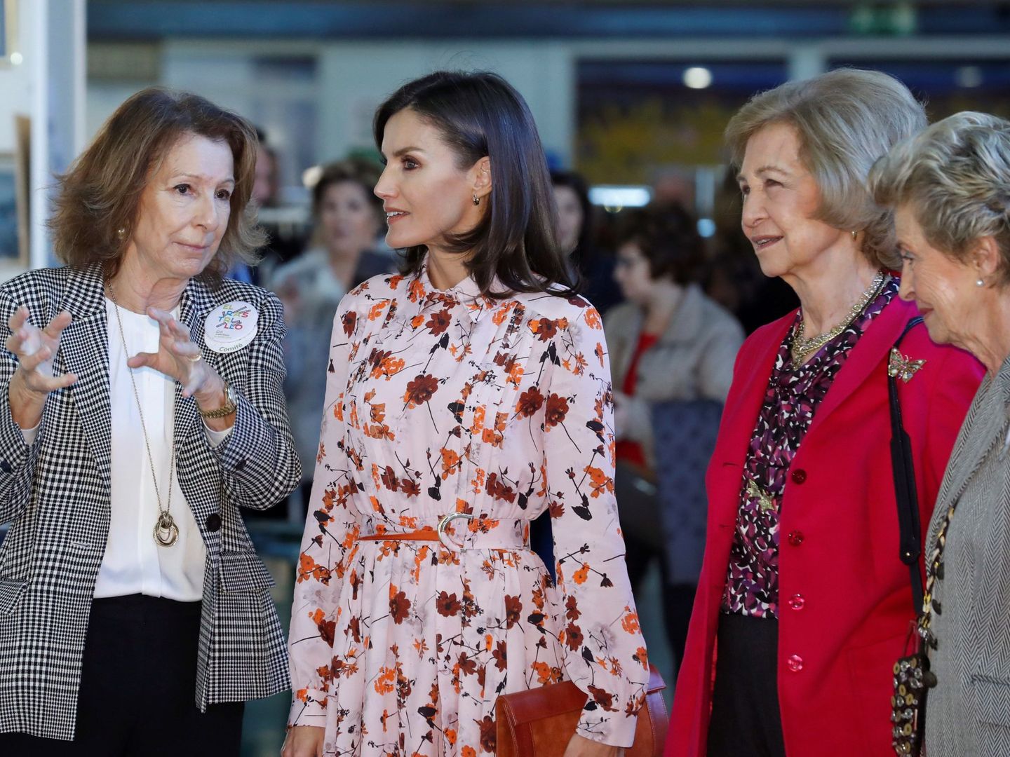 Las reinas Letizia y Sofía atienden las explicaciones de Pina Sánchez en el rastrillo de Nuevo Futuro. (EFE)