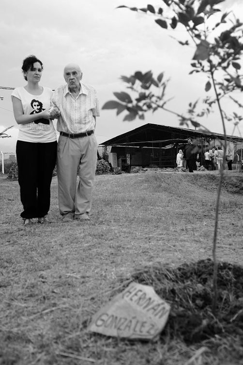Meloni en el árbol plantado en recuerdo de su tío desaparecido. (F. Ávila / Universidad Europea)