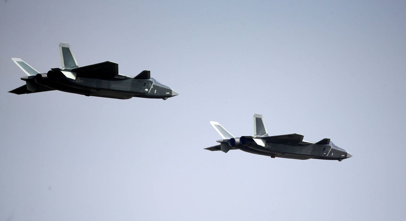 Dos J-20 chinos en pleno vuelo de demostración. (Foto: Reuters)