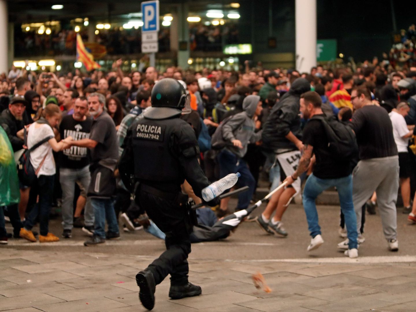 Protestas en el aeropuerto de El Prat, en Barcelona. (EFE)