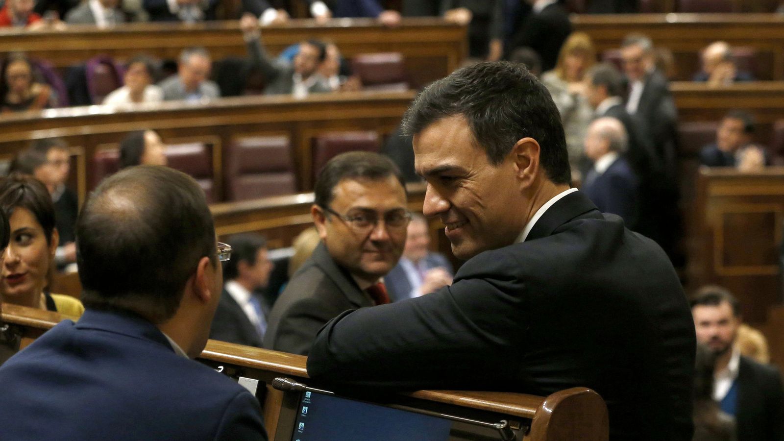 Foto: Pedro Sánchez conversa con su secretario de Organización, César Luena, el pasado 13 de enero en la sesión constitutiva del Congreso. (EFE)