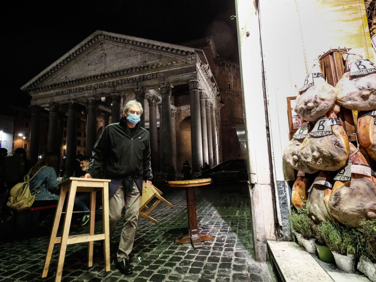 Cierre de bares en Roma tras el toque de queda instaurado en todo el país para contener el contagio de coronavirus. (EFE)
