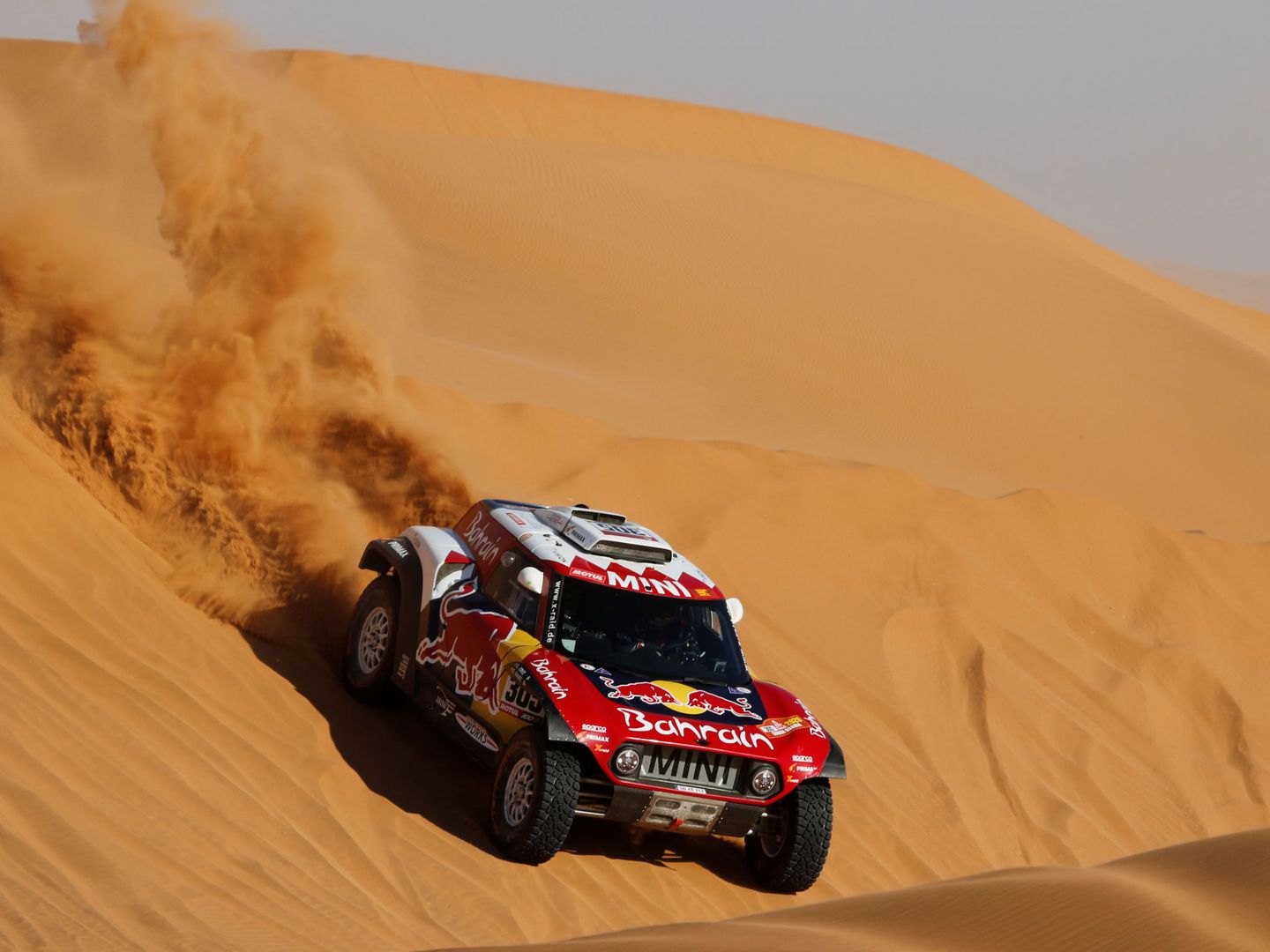 Carlos Sainz, descendiendo una duna. (EFE)