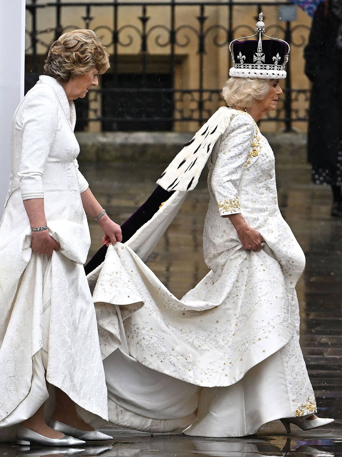 Camila, una reina con corona, acompañada de la marquesa de Lansdowne. (Getty)