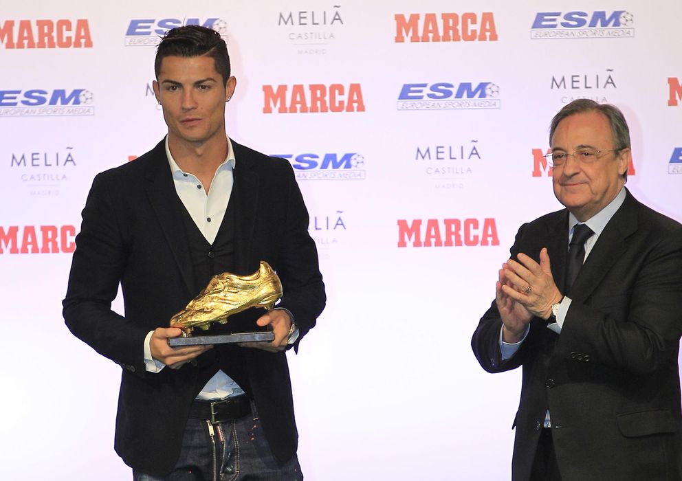 Foto: Cristiano Ronaldo posa con la Bota de Oro en presencia de Florentino Pérez.