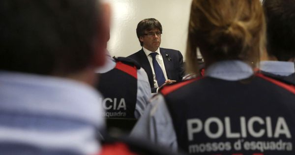 Foto: Puigdemont, en la comisaría de los Mossos de Cambrils